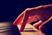 拜仁慕尼黑遭遇逆境，主帅调整战术迎敌